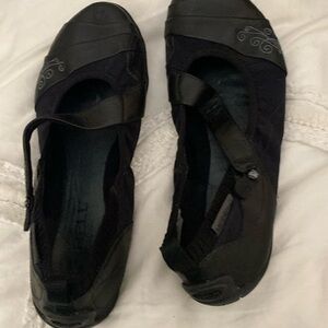 Merrill ballet flats black